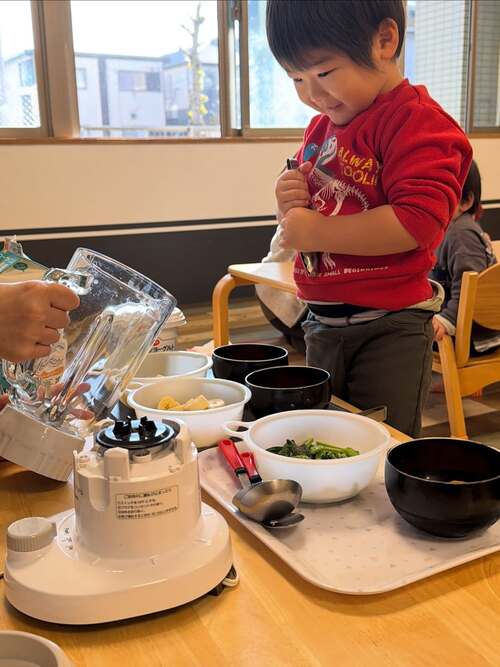 今月の食育は「スムージー作り」を 行いました 果物、野菜、ヨーグルト、牛乳を 交代で入れて、、、ミキサーで混ぜ混ぜ おいしいスムージーの完成です