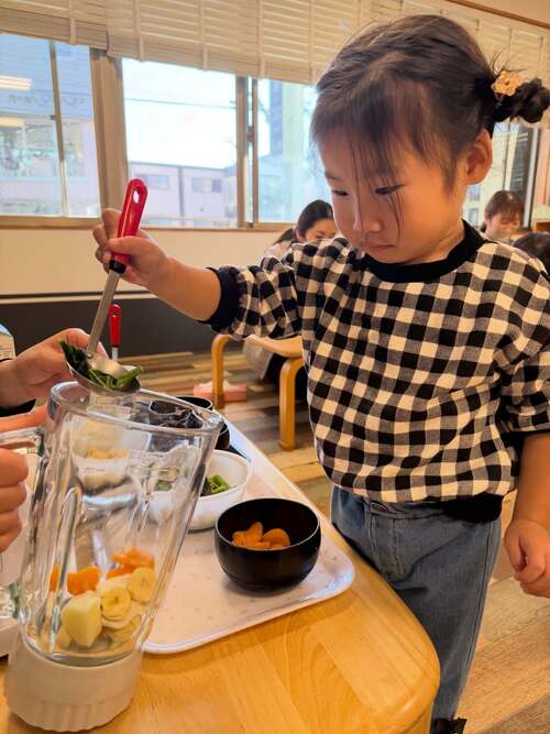 今月の食育は「スムージー作り」を 行いました 果物、野菜、ヨーグルト、牛乳を 交代で入れて、、、ミキサーで混ぜ混ぜ おいしいスムージーの完成です
