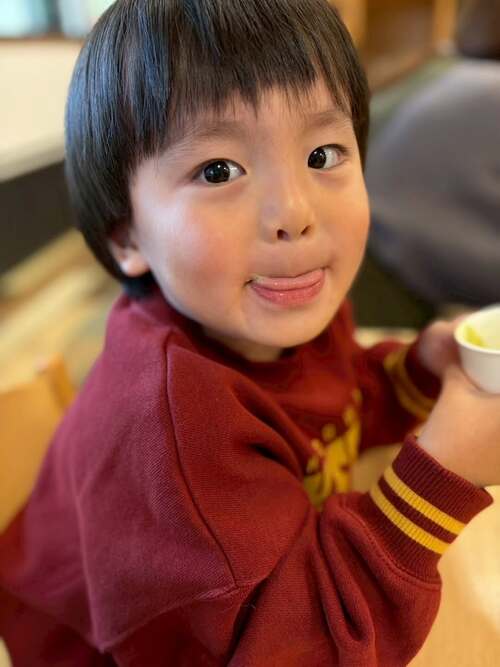 今月の食育は「スムージー作り」を 行いました 果物、野菜、ヨーグルト、牛乳を 交代で入れて、、、ミキサーで混ぜ混ぜ おいしいスムージーの完成です