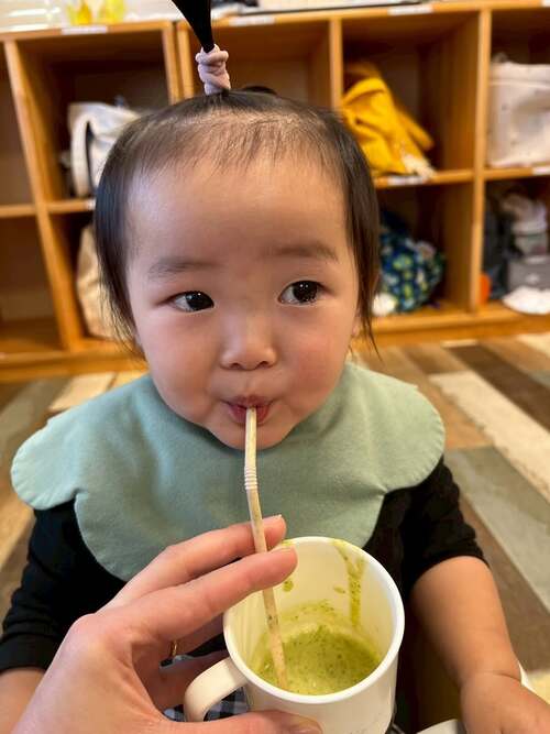 今月の食育は「スムージー作り」を 行いました 果物、野菜、ヨーグルト、牛乳を 交代で入れて、、、ミキサーで混ぜ混ぜ おいしいスムージーの完成です