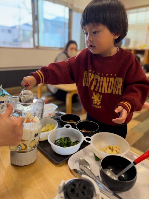 今月の食育は「スムージー作り」を 行いました 果物、野菜、ヨーグルト、牛乳を 交代で入れて、、、ミキサーで混ぜ混ぜ おいしいスムージーの完成です