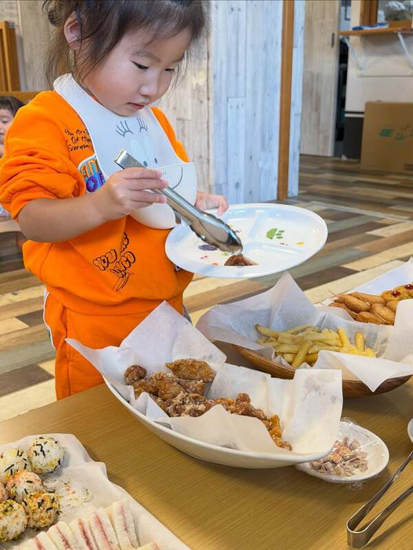 今日は誕生会とお別れ会の日でした