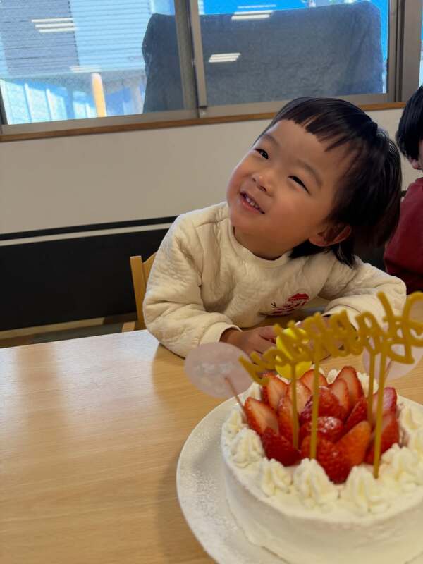 今日は誕生会とお別れ会の日でした