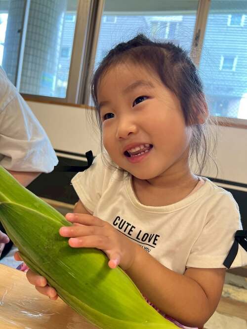 今月の食育活動は旬の食材「とうもろこし」 を使った活動を行いました😊🌽 まずは匂いを嗅いでみたり、皮をむいたり とうもろこしに触れてみました