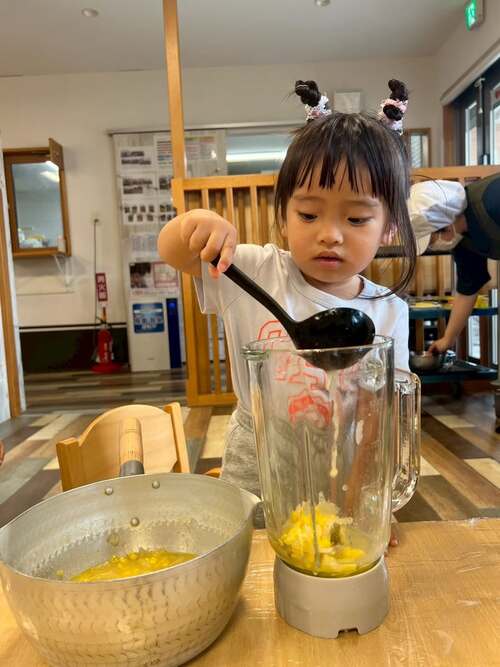 とうもろこしの皮をむいた後は コーンスープ作りスタート🤩✨ 煮込まれたとうもろこしが入っているお鍋を 覗いてみたり、材料をミキサーの中に交代で 入れてみたり、、、😌 完成したら少しだけ味見もして「おいしー」と おかわりもしていた子どもたち😊💕 コーンスープは本日の給食に登場しました!!