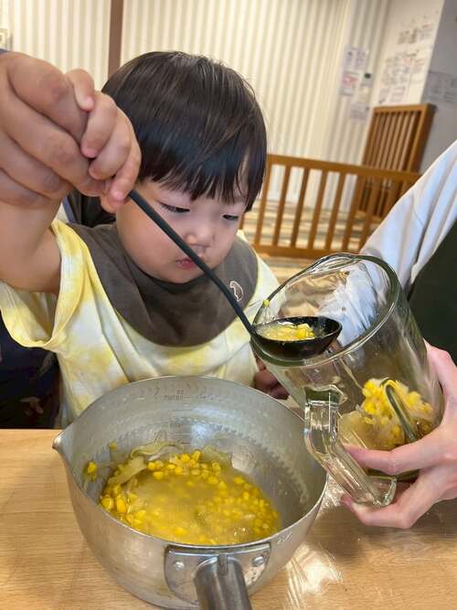 とうもろこしの皮をむいた後は コーンスープ作りスタート🤩✨ 煮込まれたとうもろこしが入っているお鍋を 覗いてみたり、材料をミキサーの中に交代で 入れてみたり、、、😌 完成したら少しだけ味見もして「おいしー」と おかわりもしていた子どもたち😊💕 コーンスープは本日の給食に登場しました!!