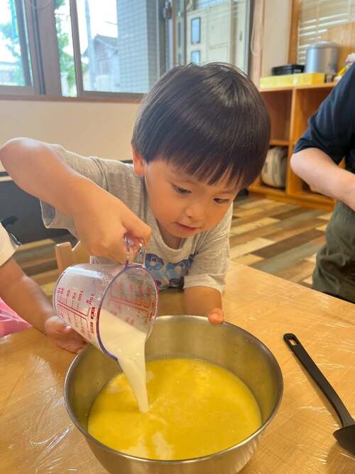とうもろこしの皮をむいた後は コーンスープ作りスタート🤩✨ 煮込まれたとうもろこしが入っているお鍋を 覗いてみたり、材料をミキサーの中に交代で 入れてみたり、、、😌 完成したら少しだけ味見もして「おいしー」と おかわりもしていた子どもたち😊💕 コーンスープは本日の給食に登場しました!!