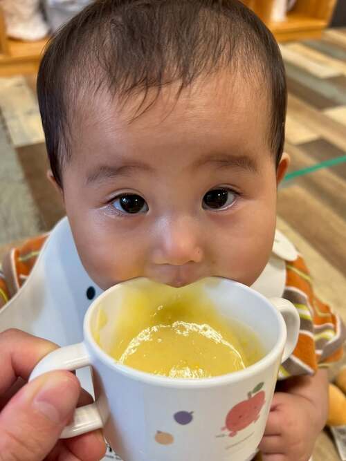 とうもろこしの皮をむいた後は コーンスープ作りスタート🤩✨ 煮込まれたとうもろこしが入っているお鍋を 覗いてみたり、材料をミキサーの中に交代で 入れてみたり、、、😌 完成したら少しだけ味見もして「おいしー」と おかわりもしていた子どもたち😊💕 コーンスープは本日の給食に登場しました!!