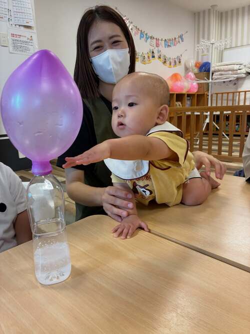さつまぼうろが膨らむ原理を 風船を使って体験