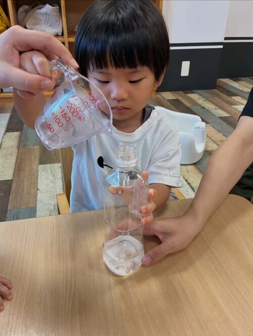 さつまぼうろが膨らむ原理を 風船を使って体験
